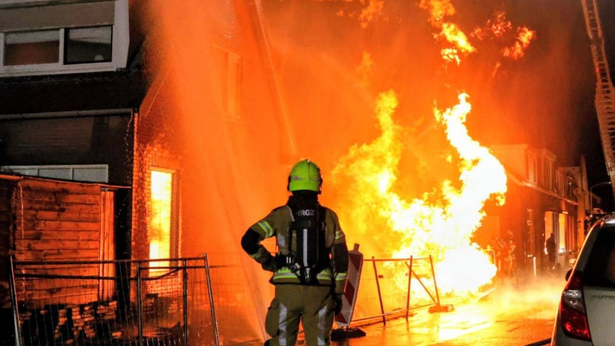Gasleiding in brand na kortsluiting: 'Vlammen sloegen over mijn huis heen'
