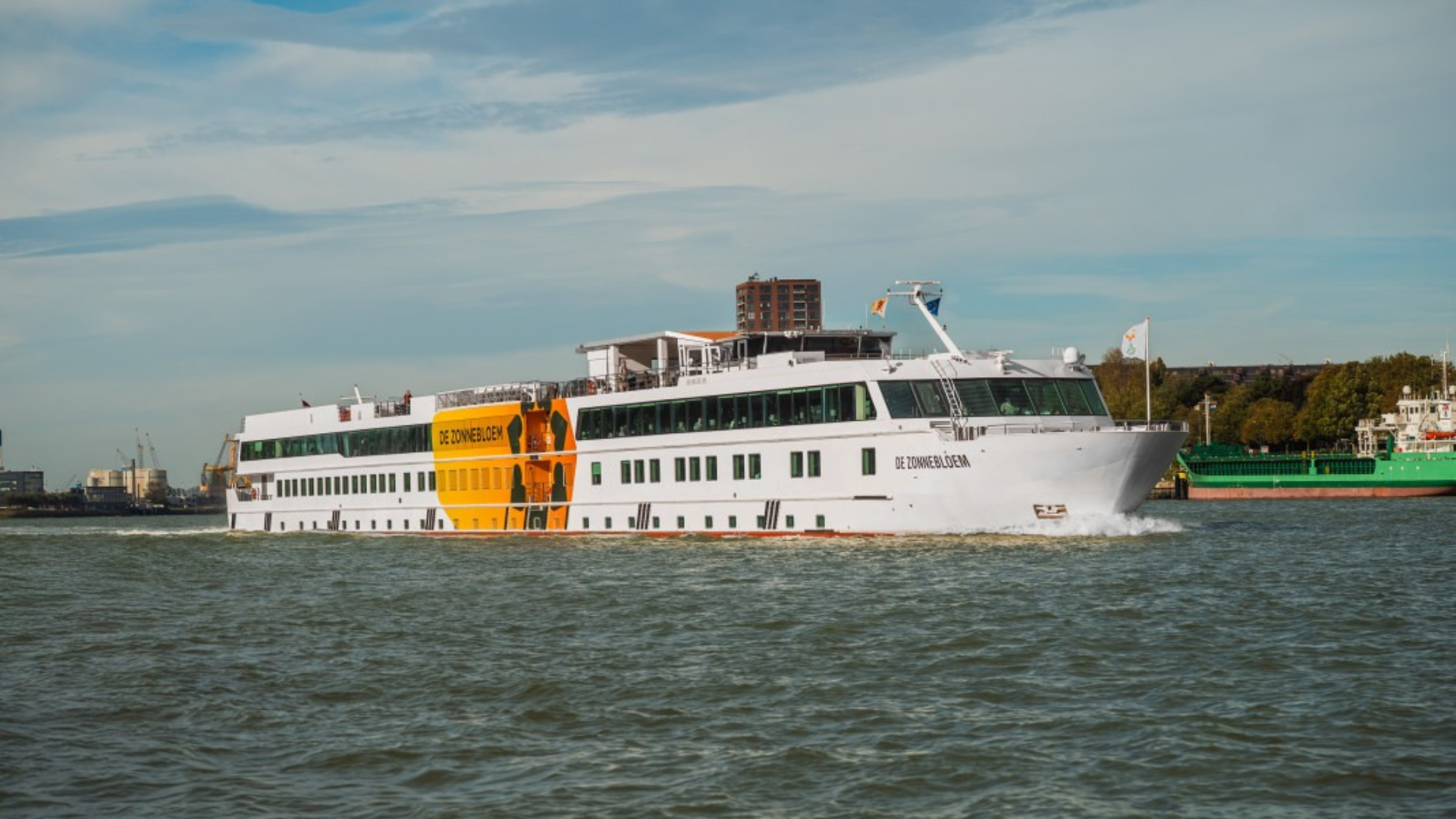 Vakantieschip vaart uit vanuit Wijk bij Duurstede door lage waterstand