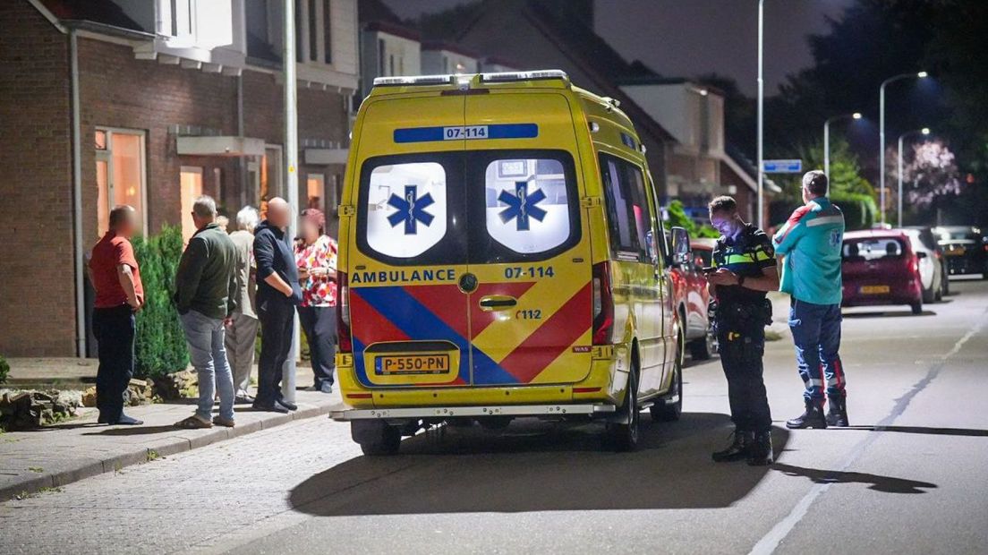Hulpdiensten in de Kerkstraat in Aerdt na de overval.