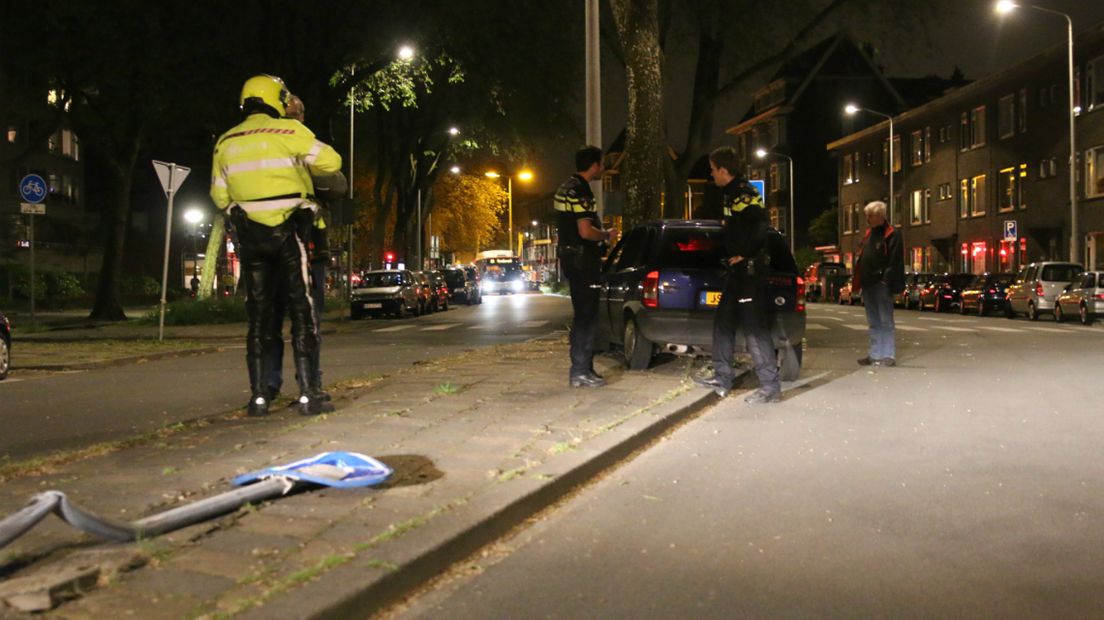 De auto kwam tot stilstand tegen een lantaarnpaal.