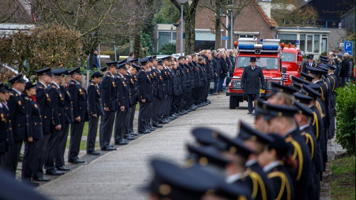 Brandweer eert overleden collega Anne Kemkers uit Vledder