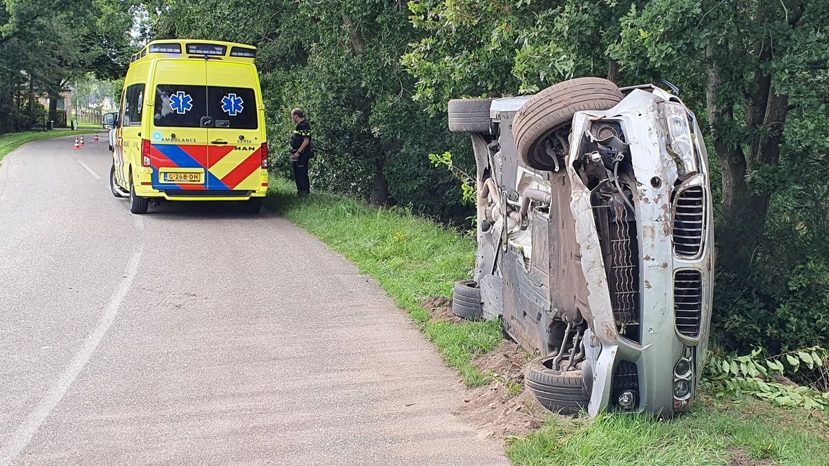 Auto belandt op zijkant in berm bij Tiendeveen