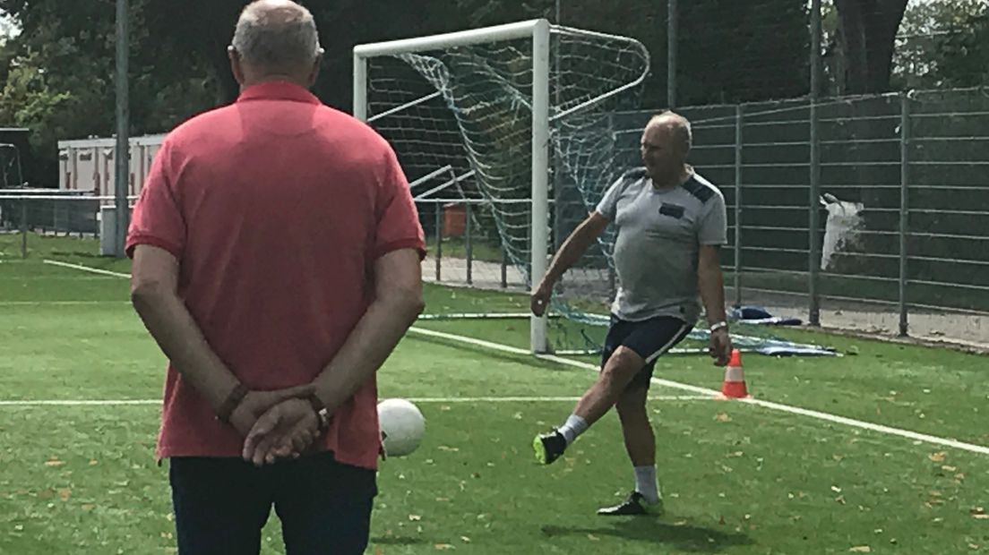 Zestigplussers proberen lopend voetballen uit