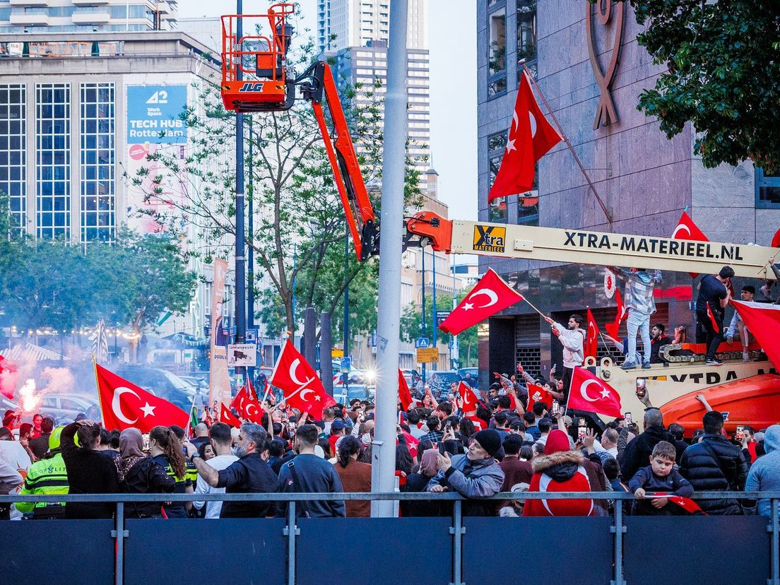 Enkele honderden mensen vieren verkiezingswinst Erdogan bij Turkse consulaat