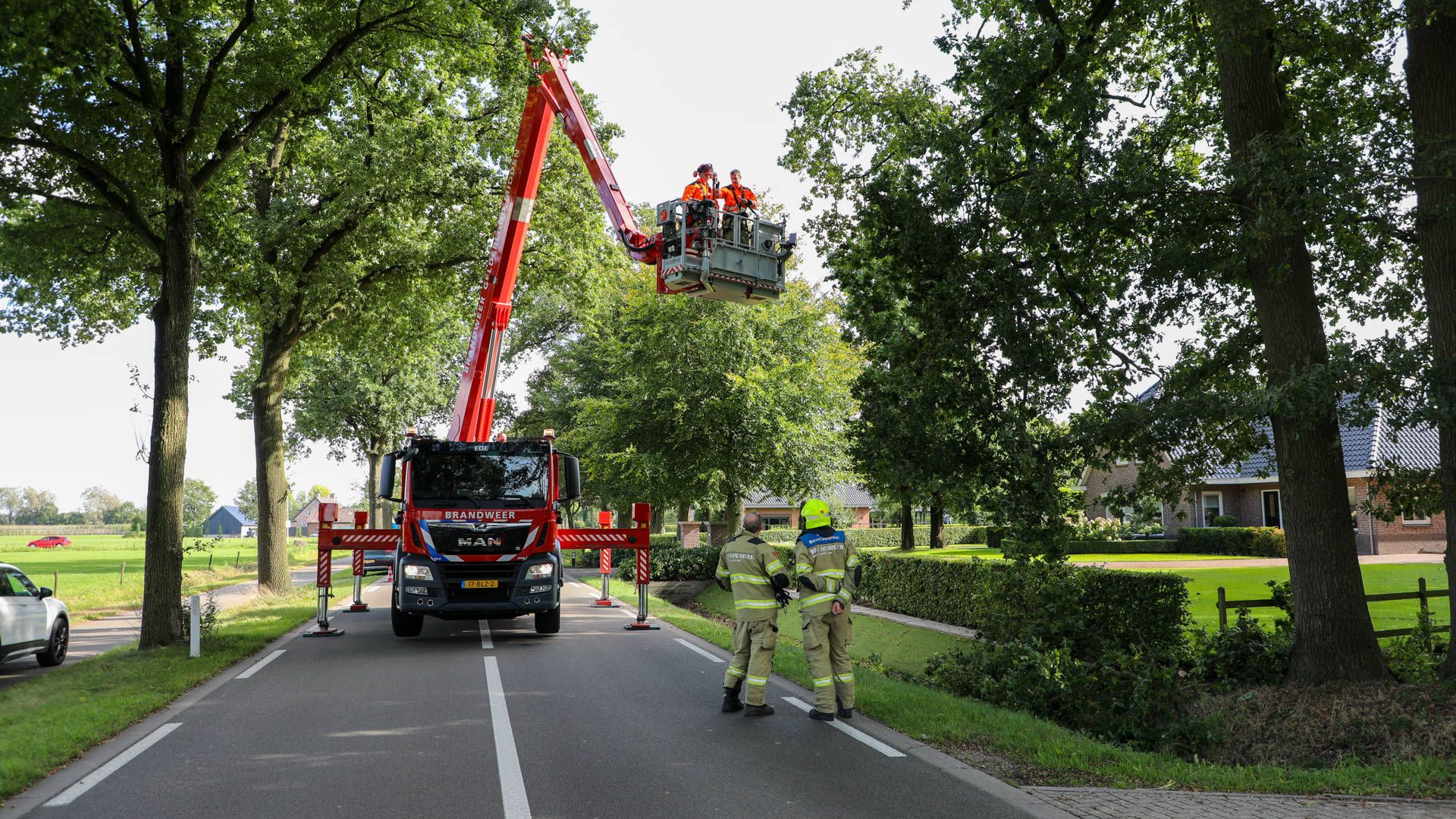 Brandweer zaagt takken weg • kettingbotsing.