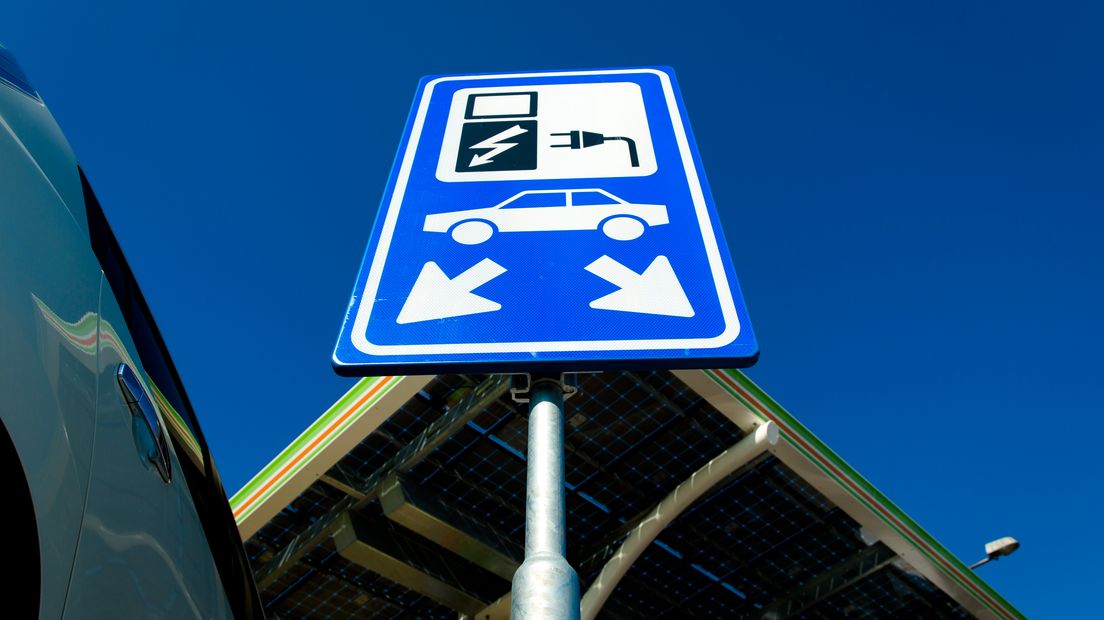 Het vinden van een Drentse oplaadpaal voor je elektrische auto kan een probleem zijn. (Rechten: ANP/Bart Maat)
