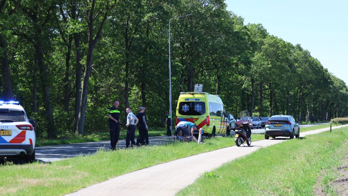 Scooterrijder naar ziekenhuis na harde val op fietspad