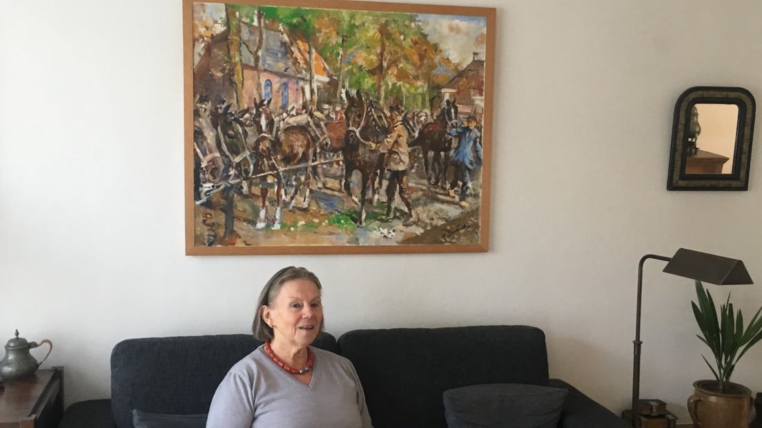 Sineke Matthijssen-Hogen Esch en haar schilderij van van Dulmen Krumpelman boven de bank (Rechten: RTV Drenthe/Sophie Timmer)