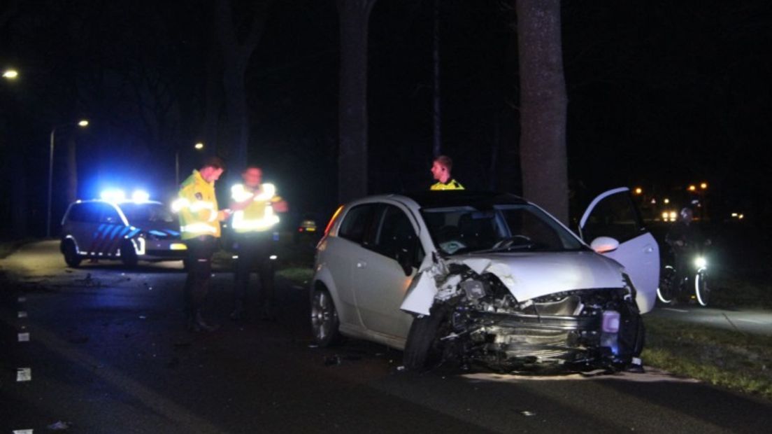 De automobilist botste tegen een boom (Rechten: Van Oost Media)