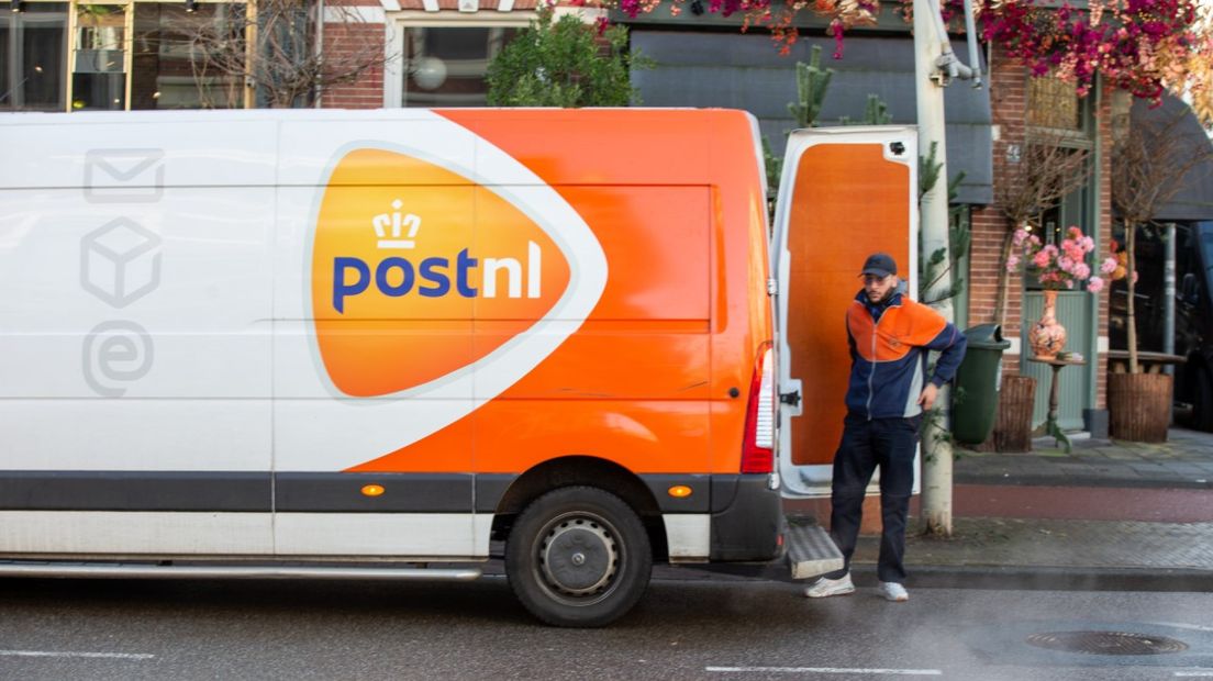 Een postbezorger van PostNL  | ANP