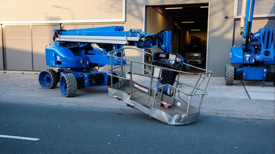 Ongeluk op A1 • auto botst op hoogwerker