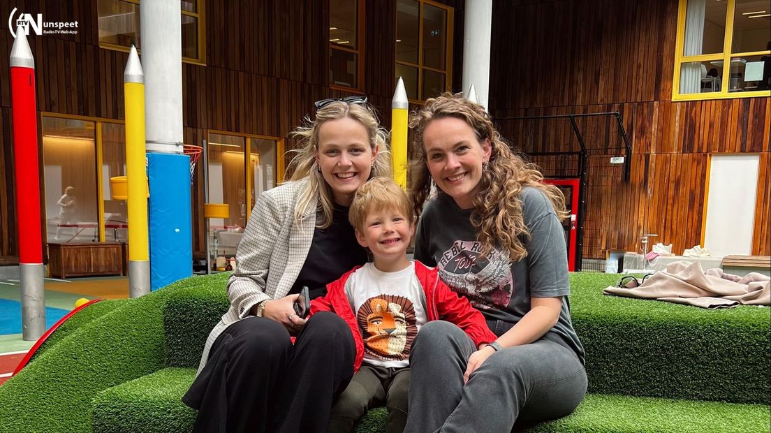 Benjamin met zijn 2 trotse tantes
