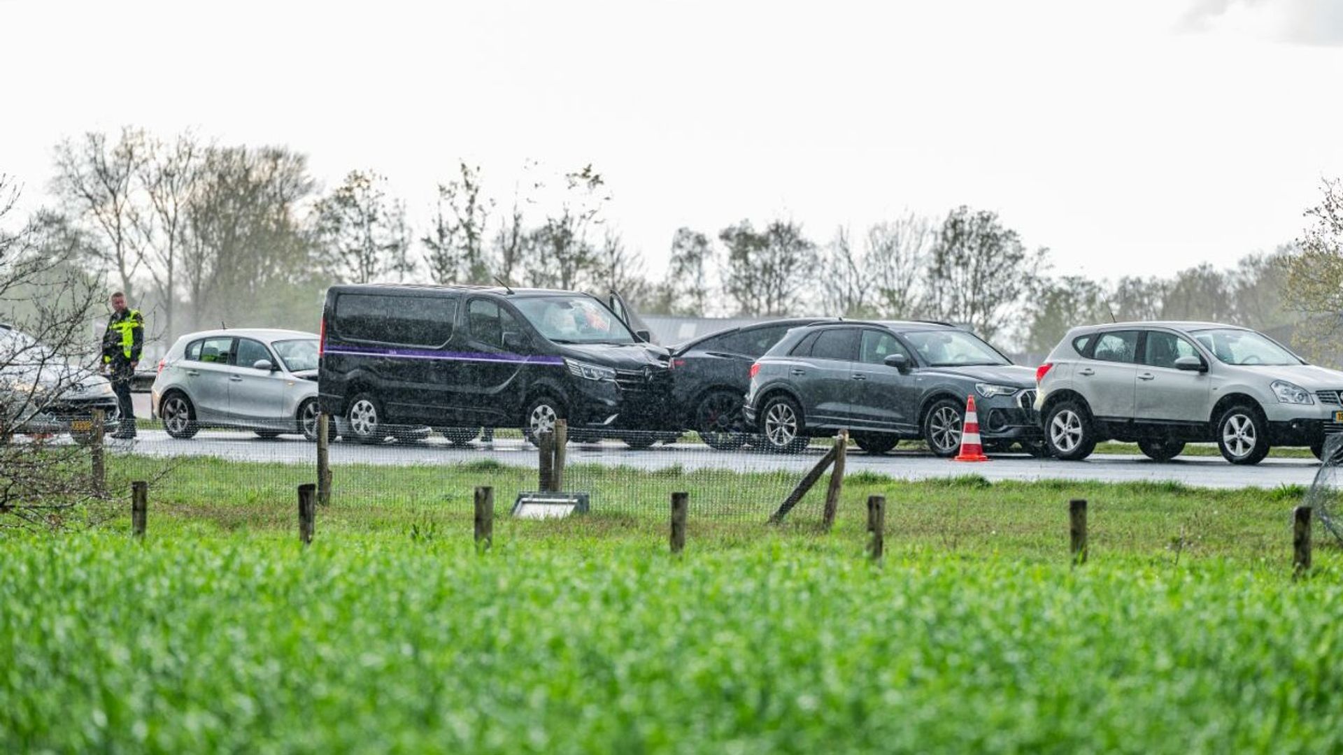 By de kettingbotsing wiene fiif auto's belutsen