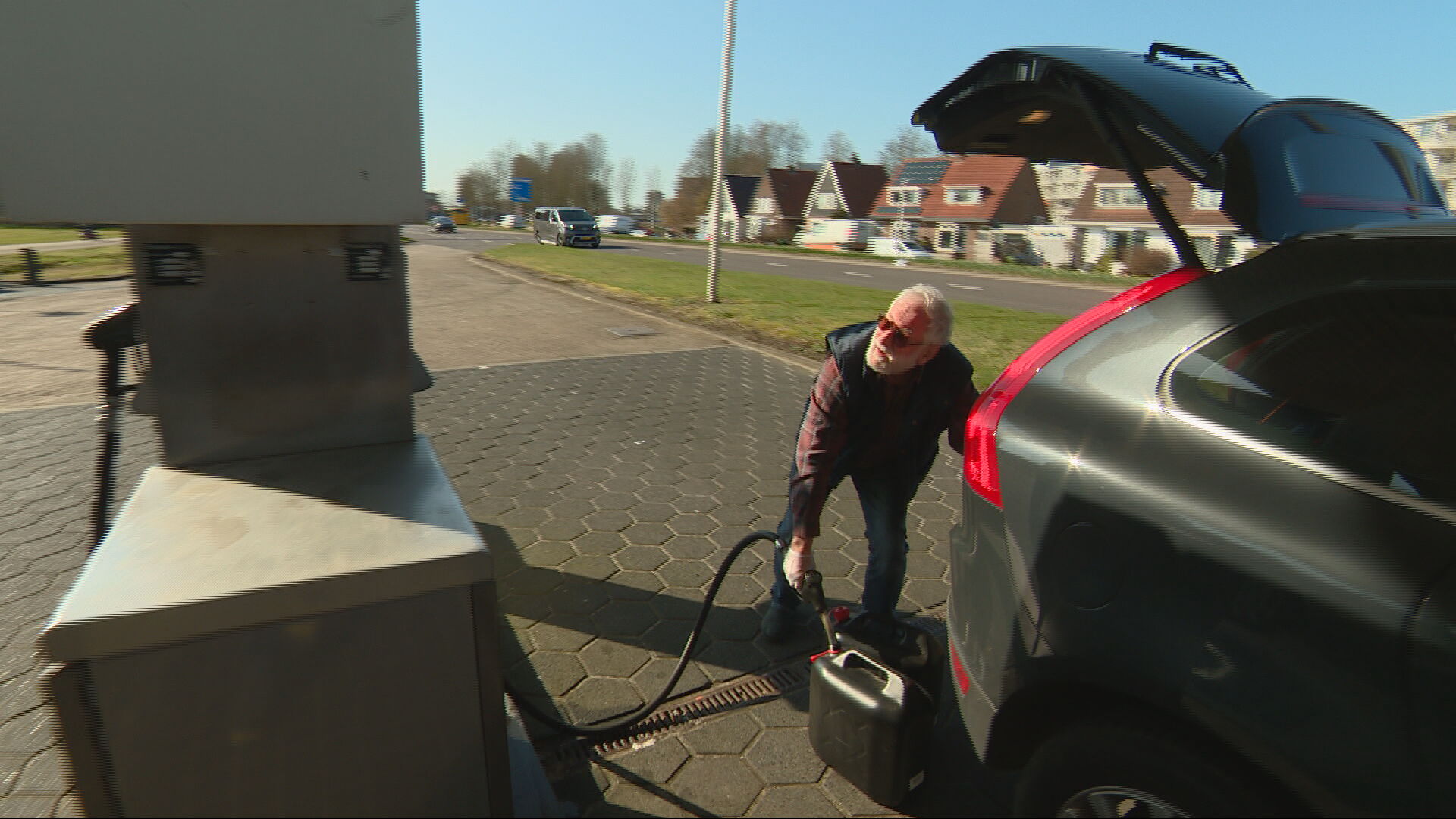 Dizze man hellet foar de wissichheid ekstra foarried