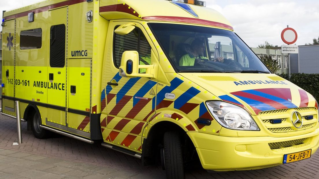 Ambulances worden overgespoten en gestript van stickers voor ze ingeruild worden (Rechten: archief RTV Drenthe)