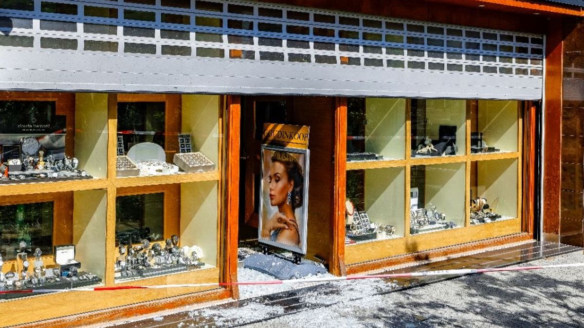 Snelkraak bij juwelier in Hengelo, daders dumpen vluchtscooter op schoolplein