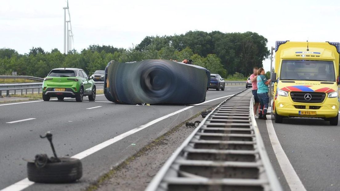 Een van de bestelbusjes sloeg over de kop