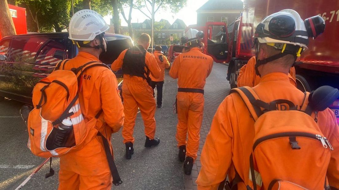 Een specialistisch team van de brandweer gaat het pand stutten.