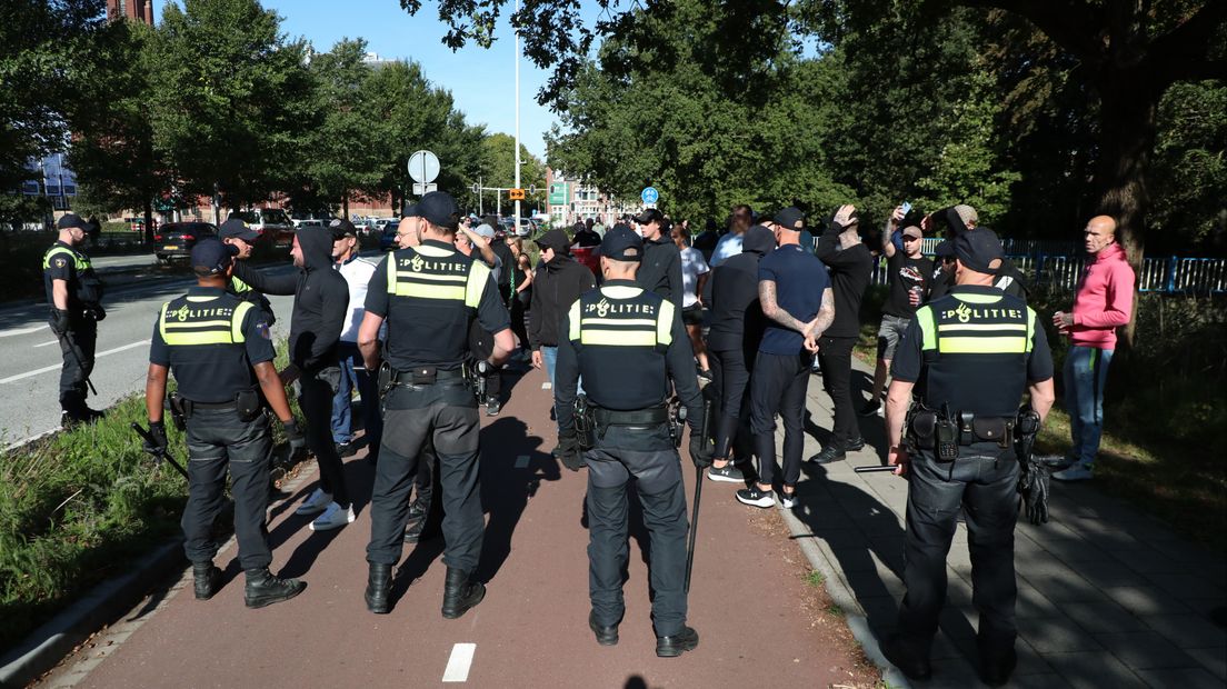 De politie houdt de tegendemonstranten en klimaatactivisten gescheiden