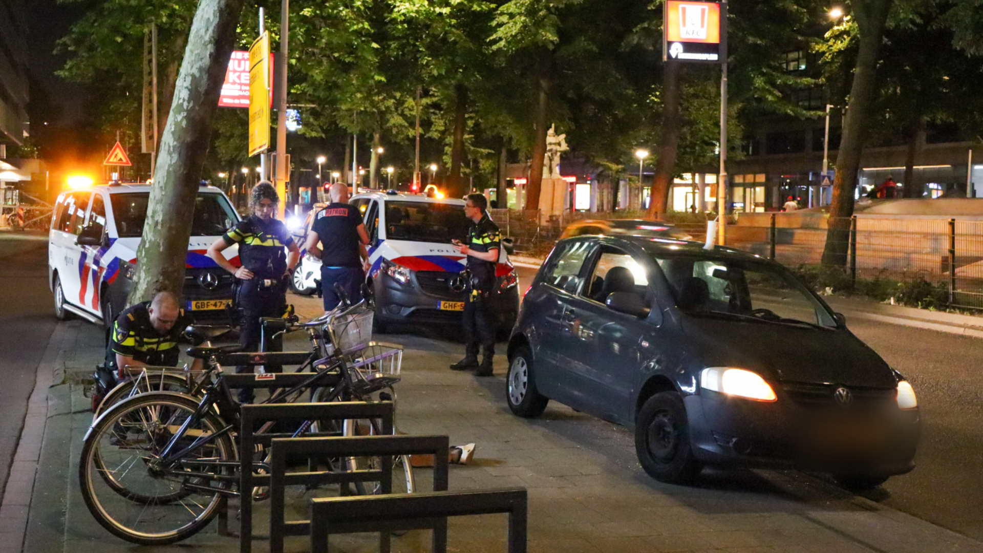 De voetganger moest na de aanrijding op de Westblaak meegenomen worden naar het ziekenhuis.