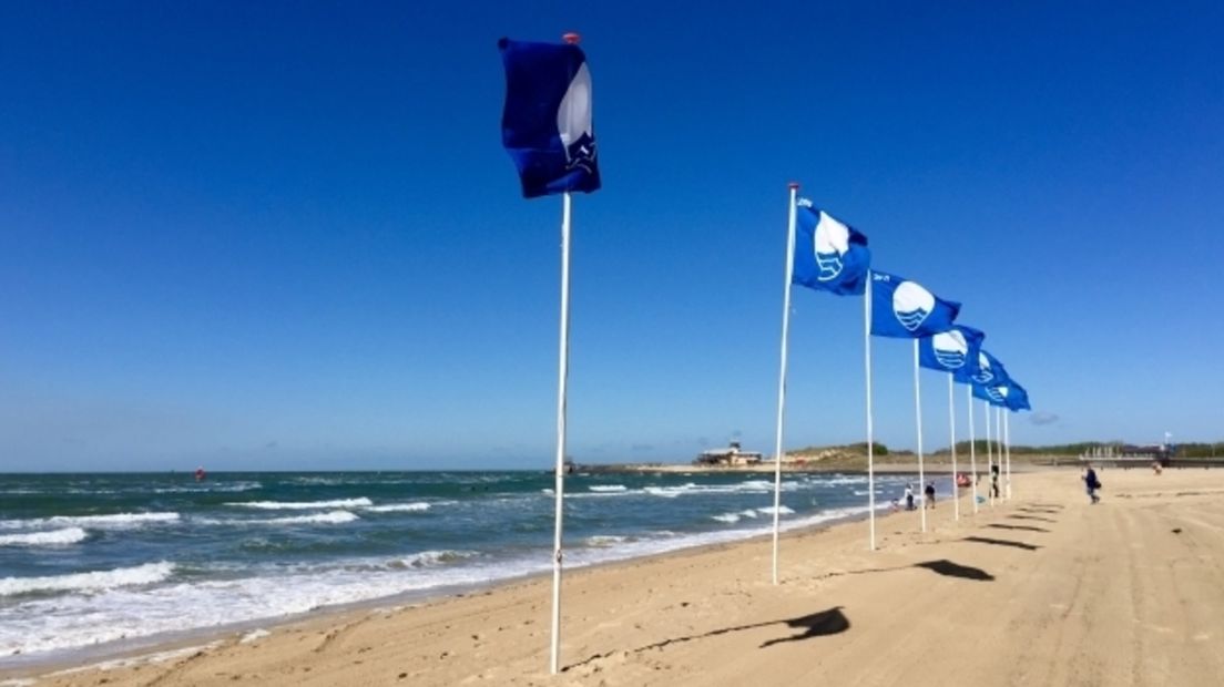 Blauwe vlaggen op het Zeeuwse strand