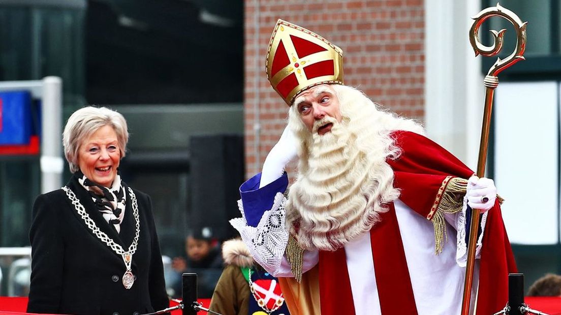 Sinterklaas (rechts) naast toenmalig waarnemend burgemeester Petra van Wingerden-Boers van Apeldoorn.