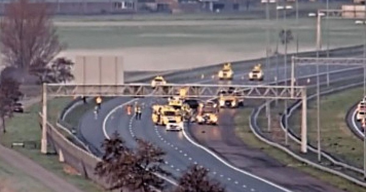A4 dicht na ongeluk: meerdere ambulances en traumahelikopter ter plaatse