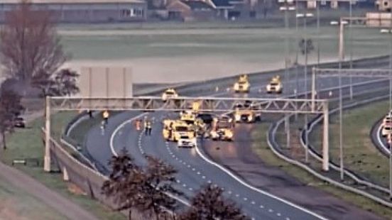 A4 dicht na ongeluk: anderhalf uur vertraging, meerdere ambulances en traumahelikopter ter plaatse. A4 dicht na ongeluk: anderhalf uur vertraging, meerdere ambulances en traumahelikopter ter plaatse.