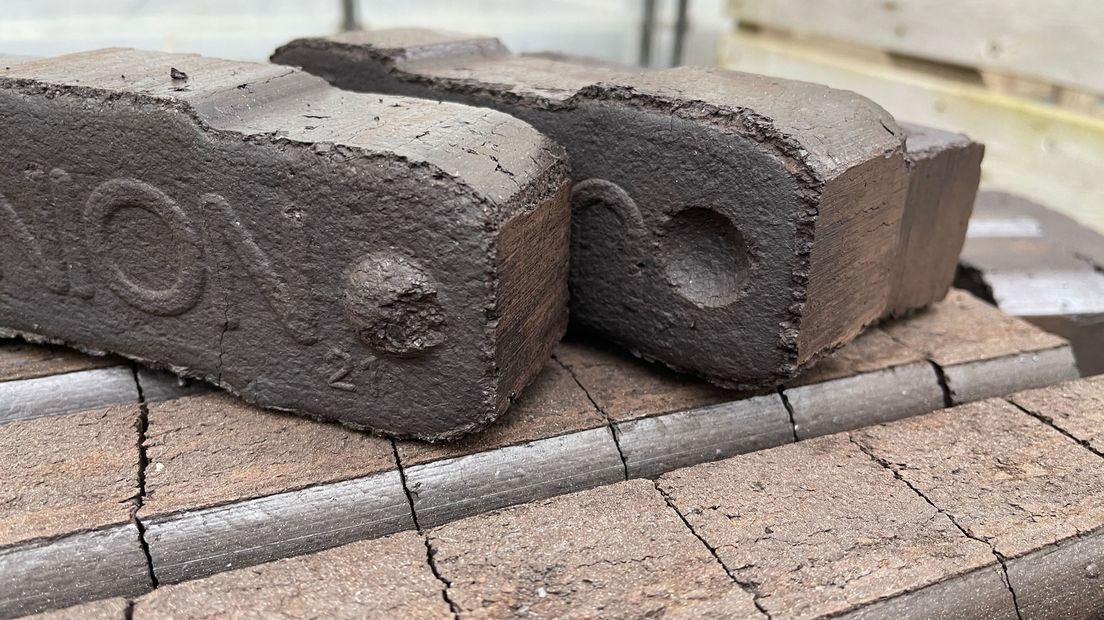 Bruinkoolbriketten die Smit meestookt in zijn houtvergasser