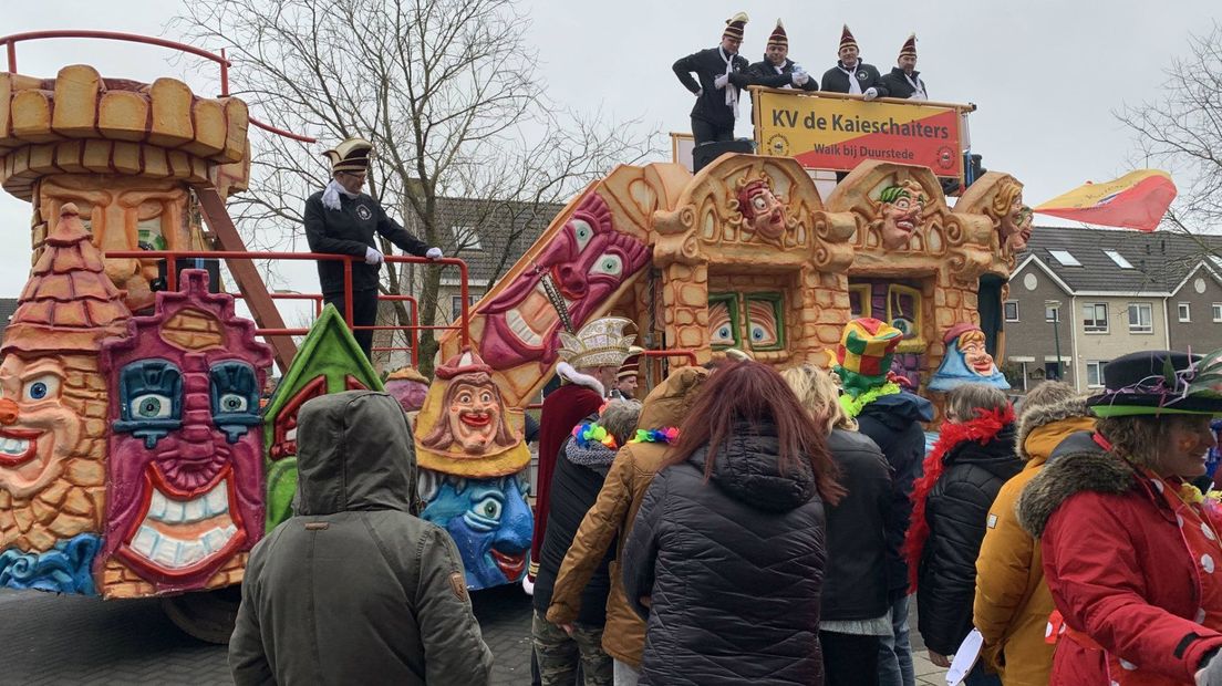 Een carnavalswagen in Wijk bij Duurstede.
