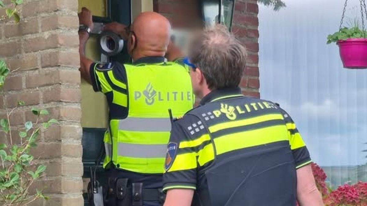Agenten slaan ruit in na vergeefs aanbellen en kloppen, bewoner slaapt overal doorheen