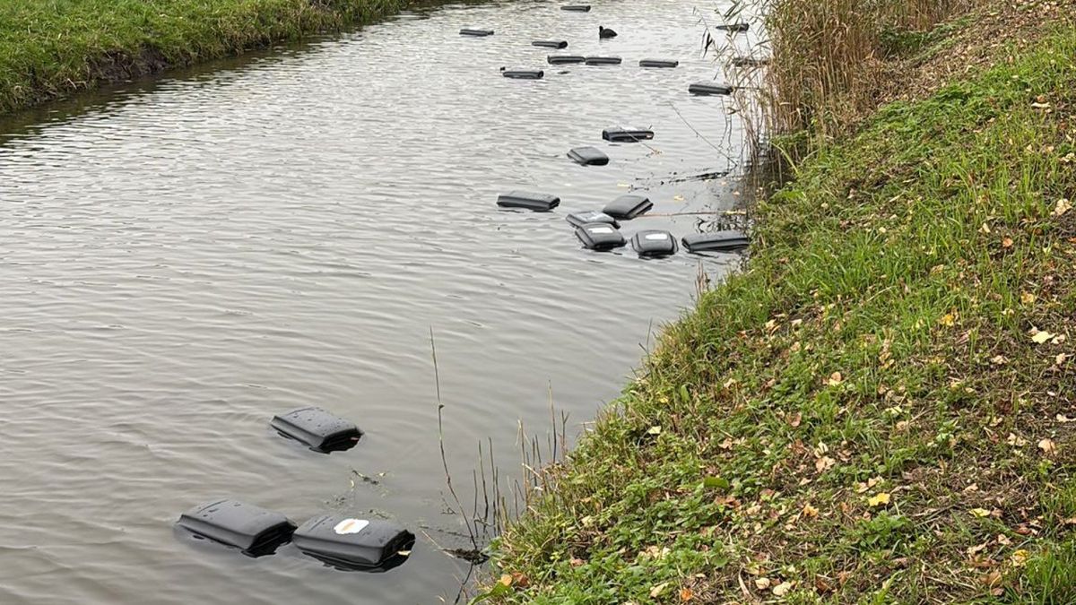 Tientallen vaten met mogelijk drugsafval in sloot