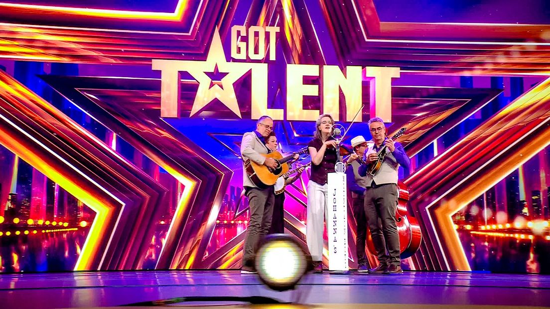 Johanna's Mountain Boys op het podium van Got Talent
