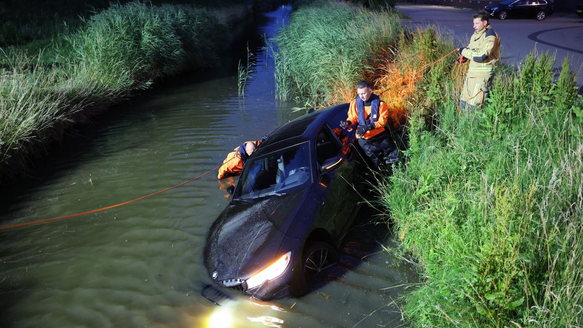 Auto rijdt sloot in