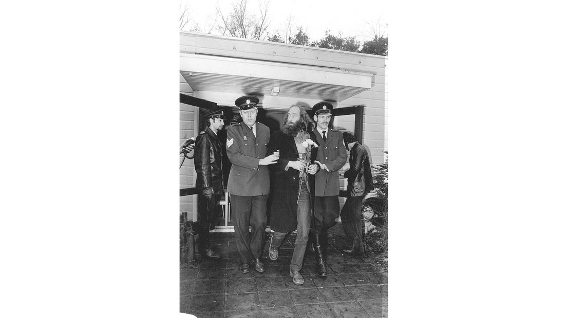 1974: Carel Muller moet mee met naar het politiebureau.