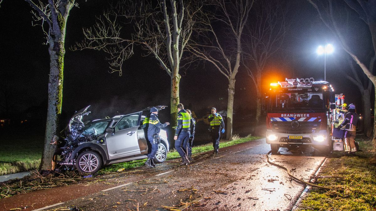 Auto knalt op boom in Harmelen