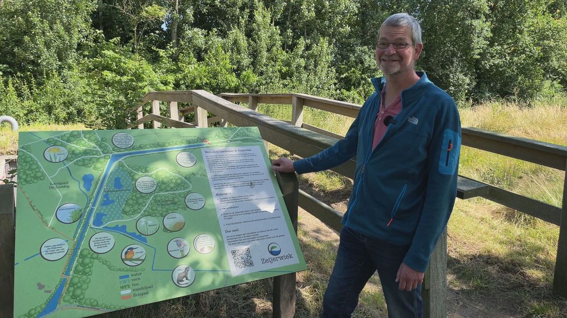 Henk Boxma bij het informatiebord in het natuurgebied Zeijerwiek