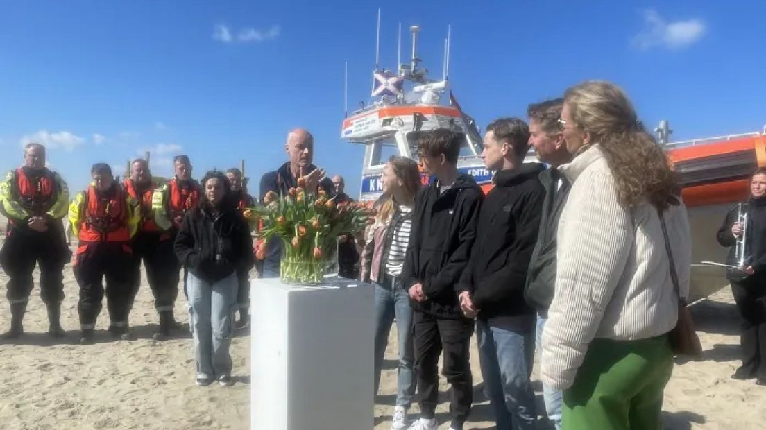 Ceremonie op het strand van Noordwijk