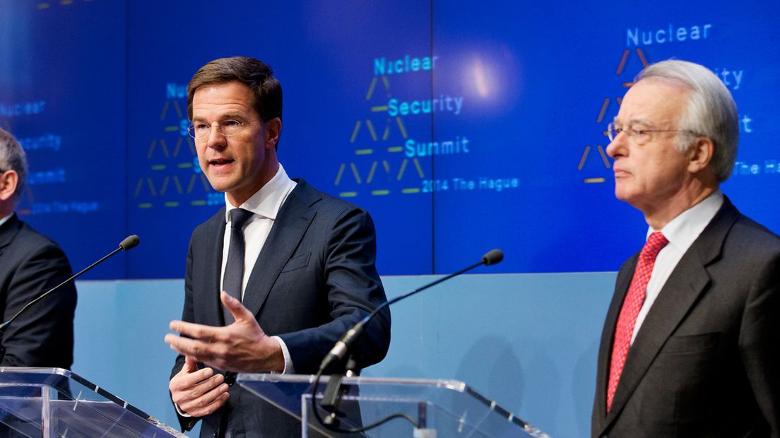 Premier Mark Rutte (VVD) en burgemeester Jozias van Aartsen (VVD) op een persconferentie over de NSS in Den Haag.