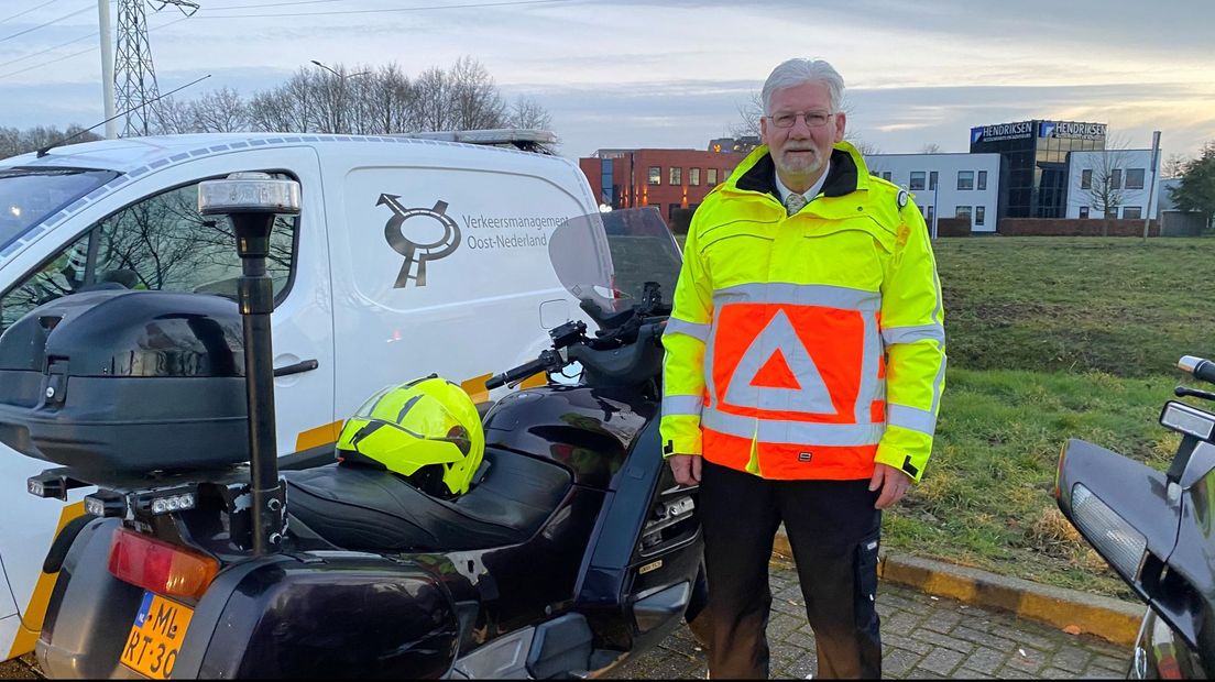 De vader van Freddy bij de motor van zijn zoon