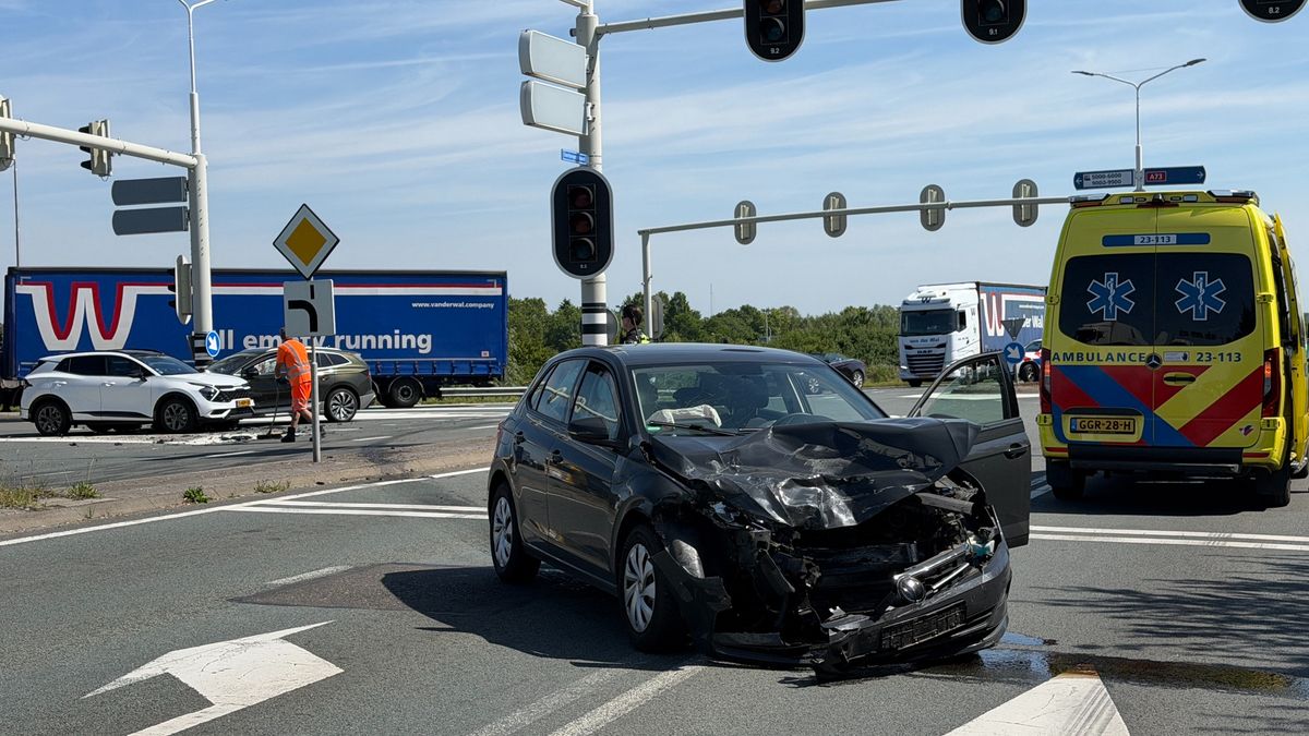 Ravage na defecte verkeerslichten in Roermond: drie auto's in botsing