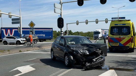 Ravage na defecte verkeerslichten in Roermond: drie autos in botsing. Ravage na defecte verkeerslichten in Roermond: drie autos in botsing.