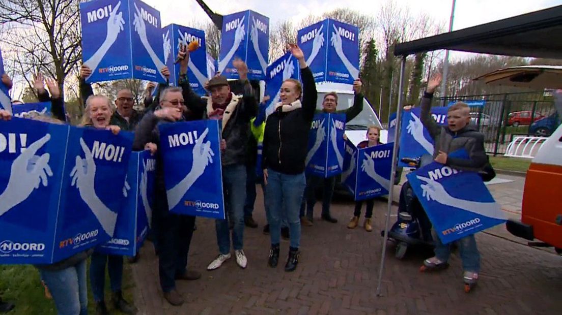 De campagneborden van RTV Noord vinden gretig aftrek in Westerlee.