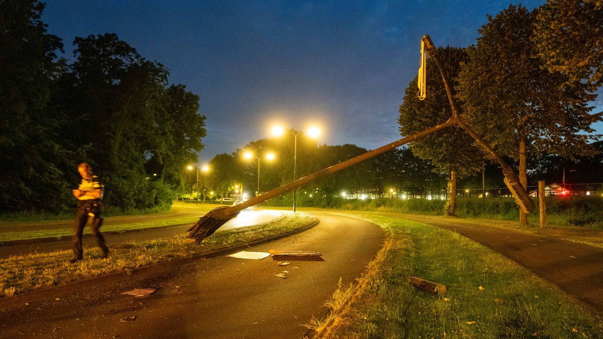 112 Nieuws: Automobilist rijdt lantaarnpaal omver in Deventer en rijdt door