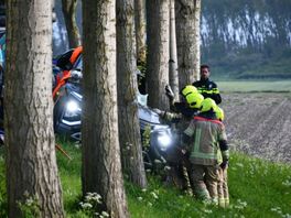 Automobilist rijdt tegen boom in Kortgene en raakt ernstig gewond