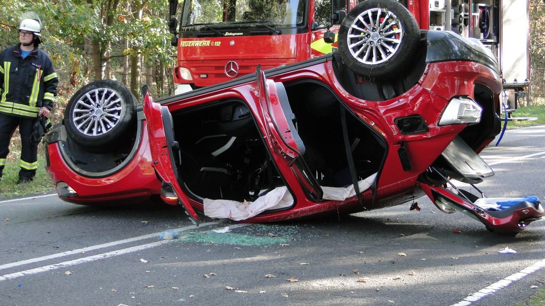 In de rode auto zaten vier personen (Rechten: Van Oost Media)