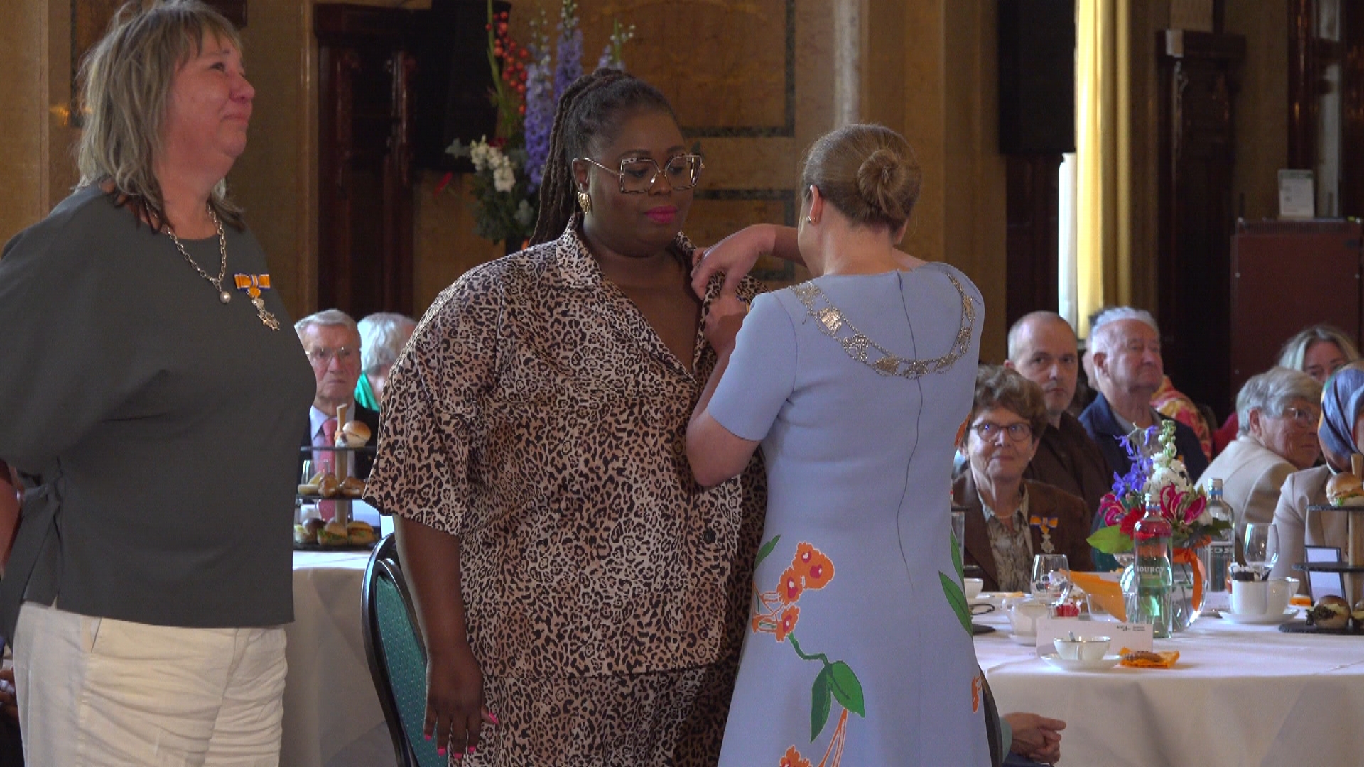 Shirma Rouse krijgt haar koninklijke onderscheiding van burgemeester Carola Schouten.