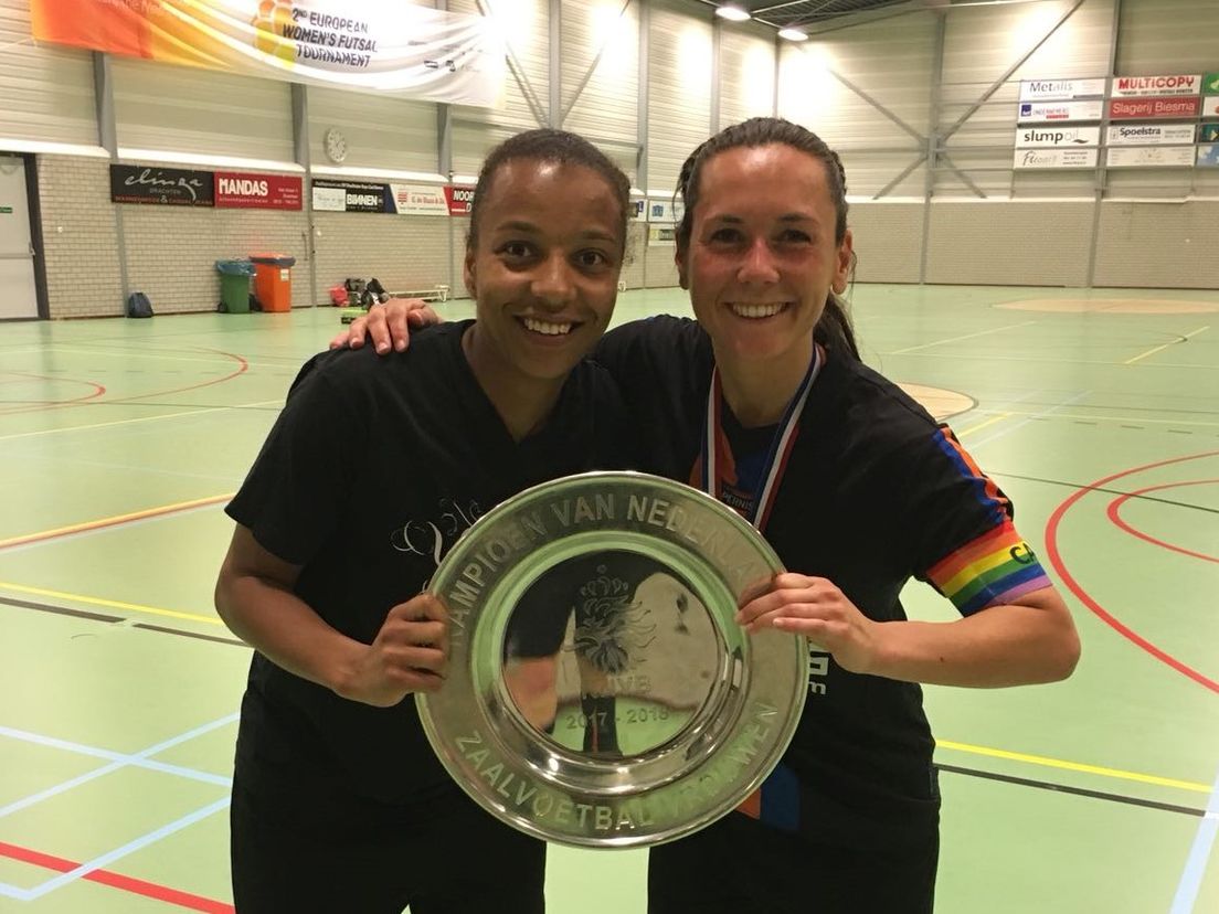 De zaalvoetbalvrouwen van VV Pernis zijn landskampioen (Bron: Anneke van Huis - Twitter)