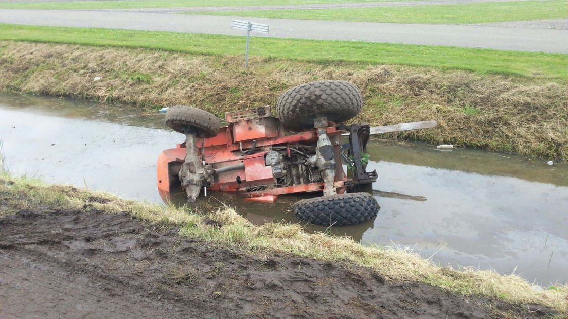 De heftruck belandde op de kop in de sloot (Rechten: Van Oost Media)