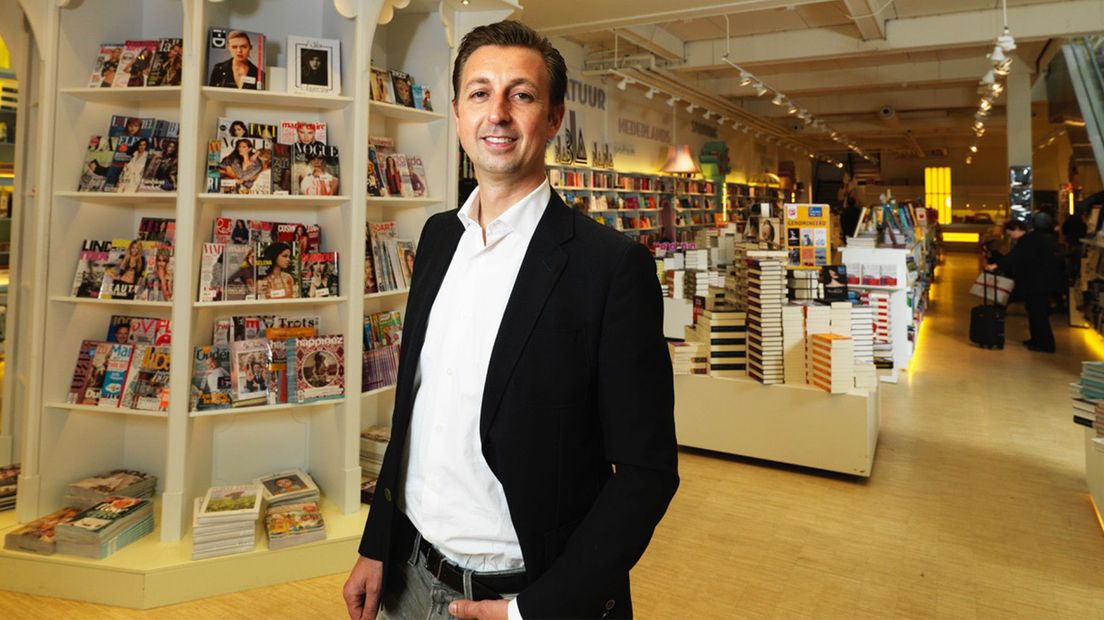 Fabian Paagman in zijn boekhandel.